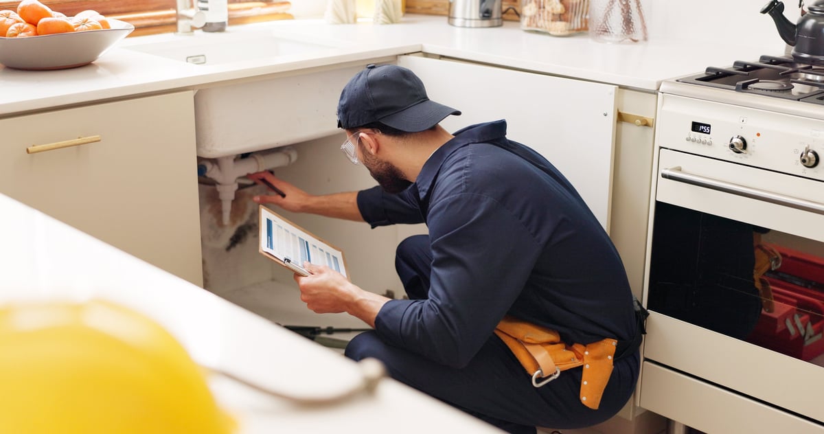 Técnico de mantenimiento revisando una lista en un hogar